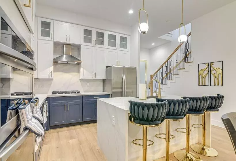 Centrally Located Home ~ 1 Mi To Toyota Center!
