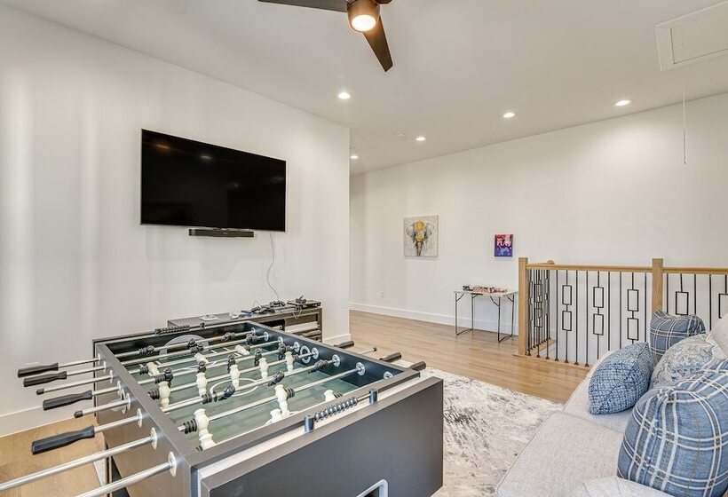 Centrally Located Home ~ 1 Mi To Toyota Center!