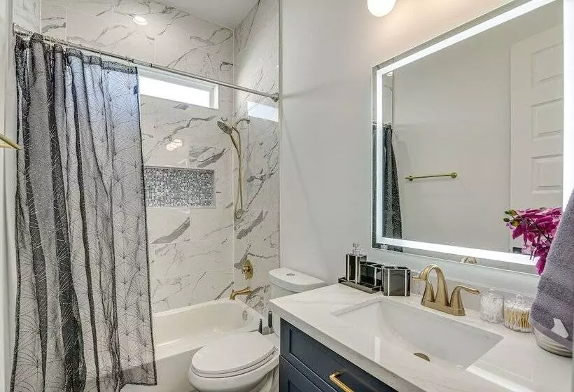 Centrally Located Home ~ 1 Mi To Toyota Center!