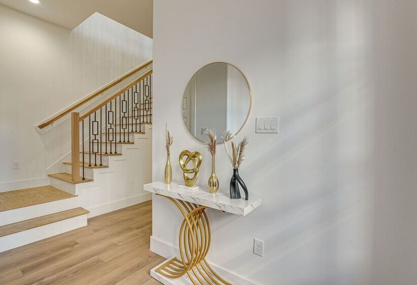 Centrally Located Home ~ 1 Mi To Toyota Center!