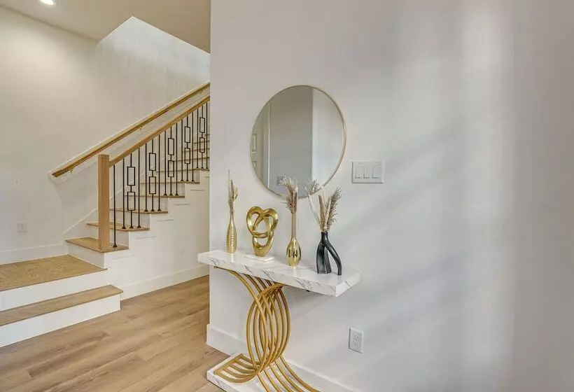 Centrally Located Home ~ 1 Mi To Toyota Center!