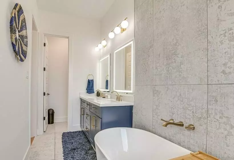 Centrally Located Home ~ 1 Mi To Toyota Center!