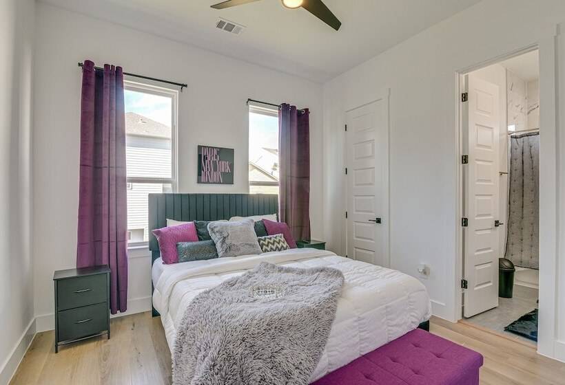 Centrally Located Home ~ 1 Mi To Toyota Center!