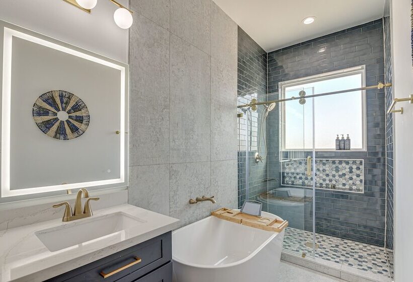 Centrally Located Home ~ 1 Mi To Toyota Center!