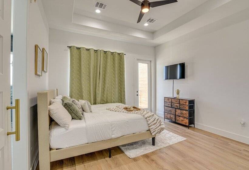 Centrally Located Home ~ 1 Mi To Toyota Center!