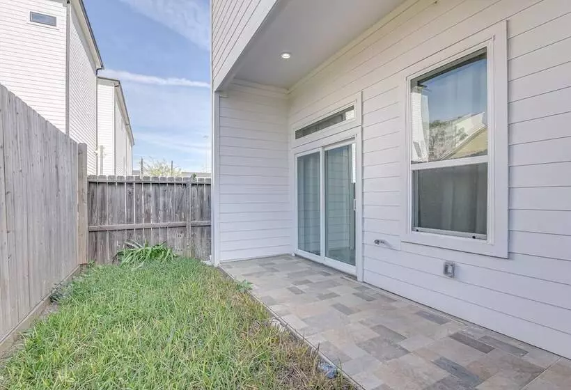 Centrally Located Home ~ 1 Mi To Toyota Center!