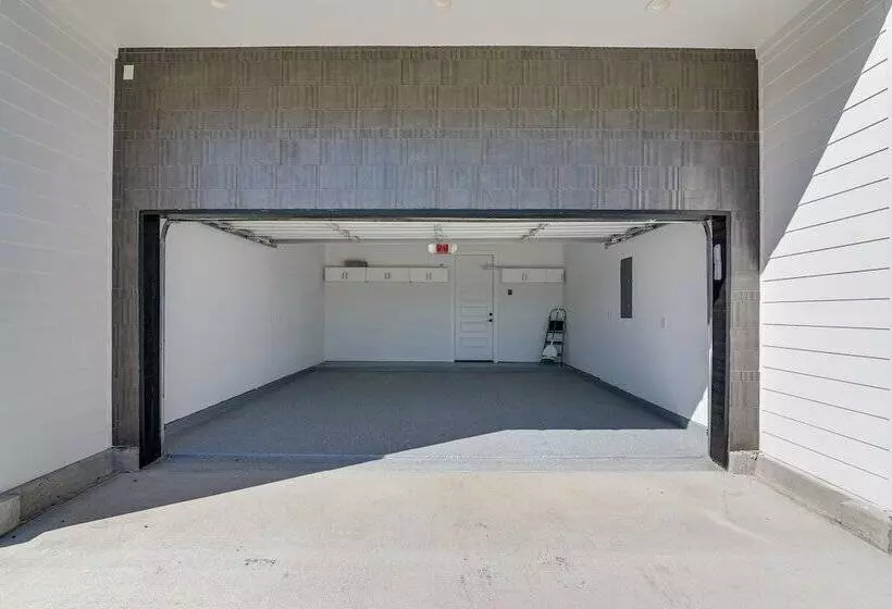 Centrally Located Home ~ 1 Mi To Toyota Center!