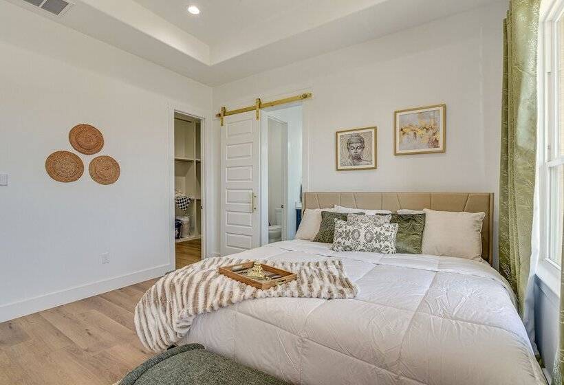 Centrally Located Home ~ 1 Mi To Toyota Center!