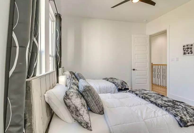 Centrally Located Home ~ 1 Mi To Toyota Center!