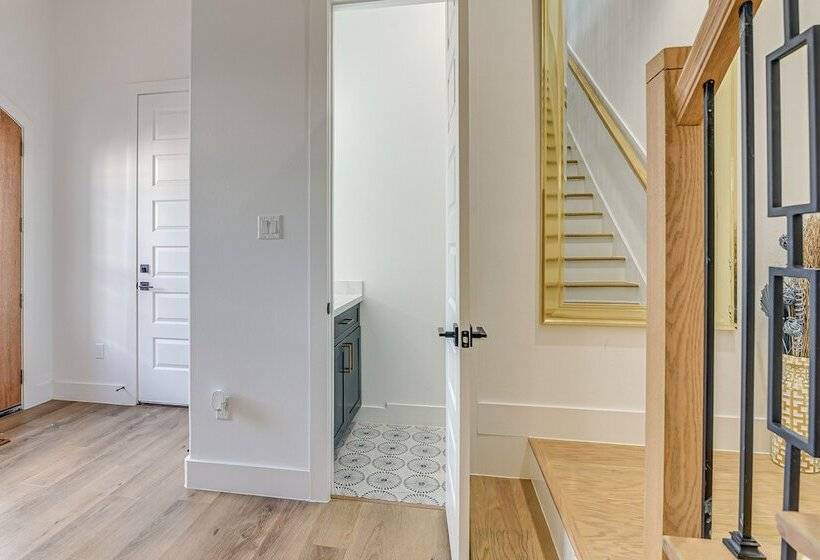 Centrally Located Home ~ 1 Mi To Toyota Center!