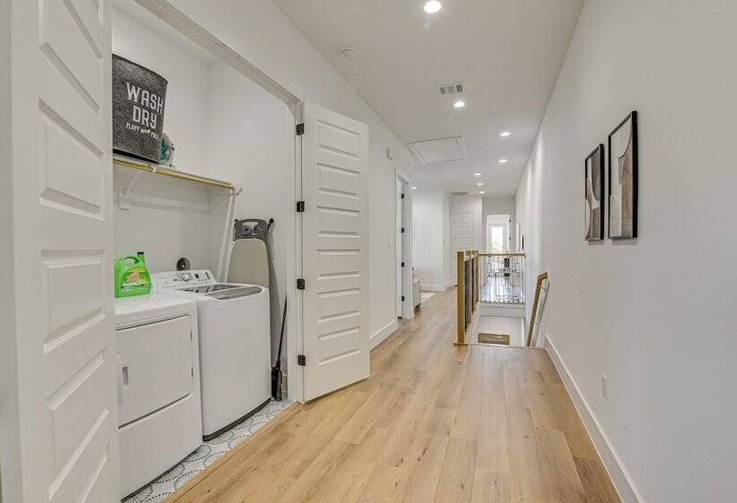 Centrally Located Home ~ 1 Mi To Toyota Center!