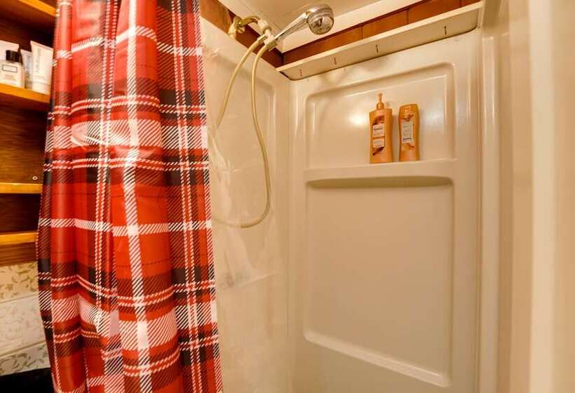 Cozy Cabin In Irons W/ Game Room: Dogs Welcome!