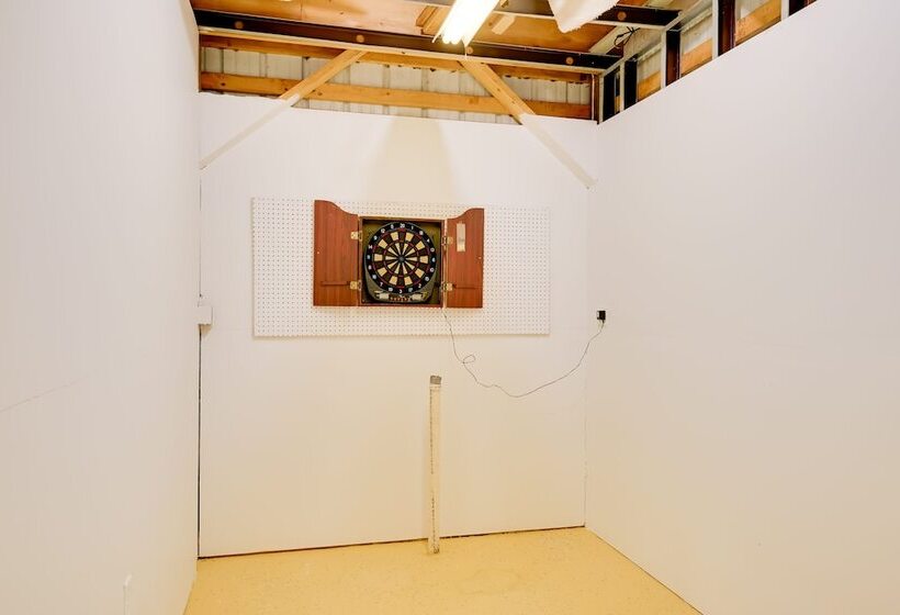 Cozy Cabin In Irons W/ Game Room: Dogs Welcome!