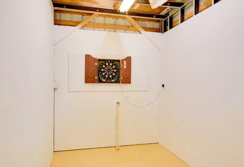 Cozy Cabin In Irons W/ Game Room: Dogs Welcome!