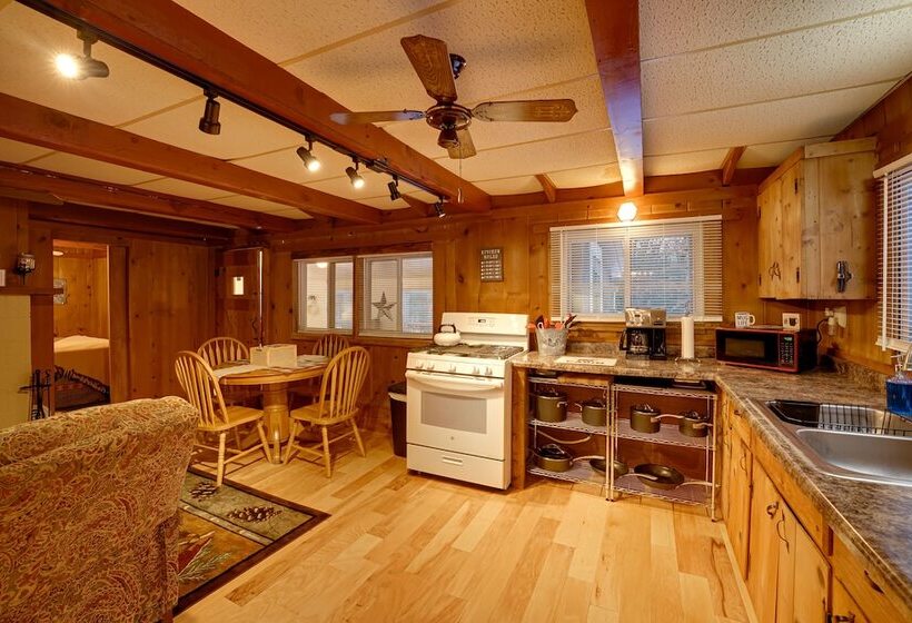 Cozy Cabin In Irons W/ Game Room: Dogs Welcome!