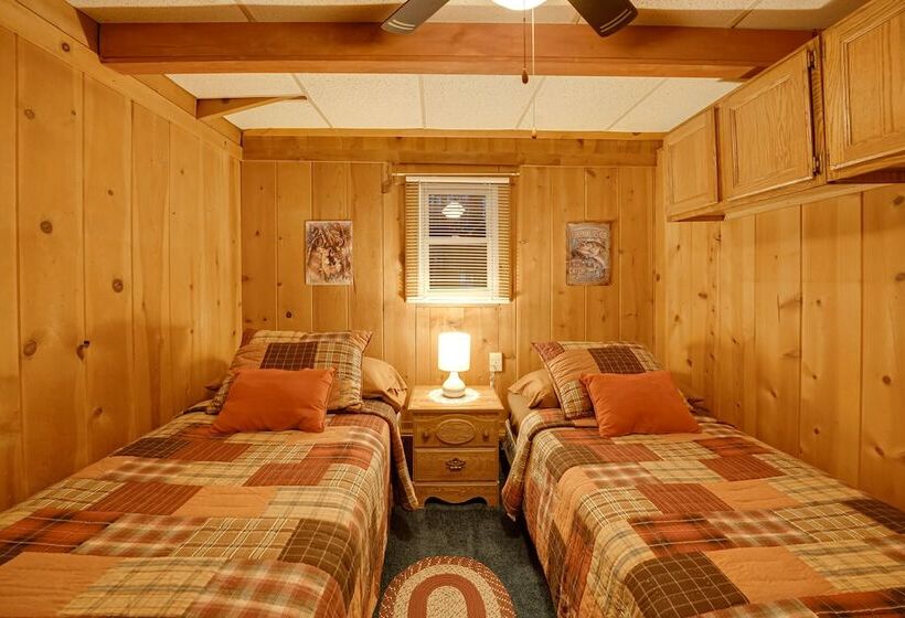 Cozy Cabin In Irons W/ Game Room: Dogs Welcome!