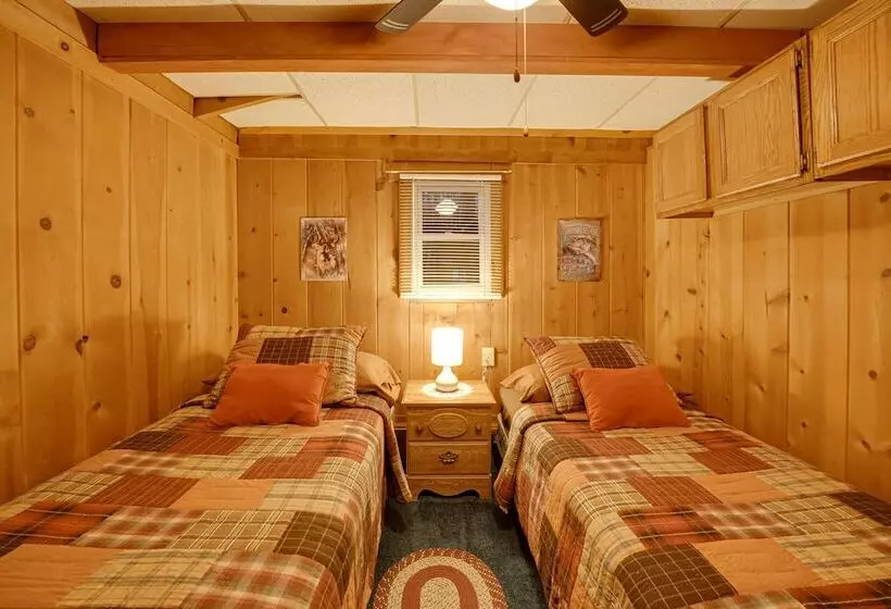 Cozy Cabin In Irons W/ Game Room: Dogs Welcome!