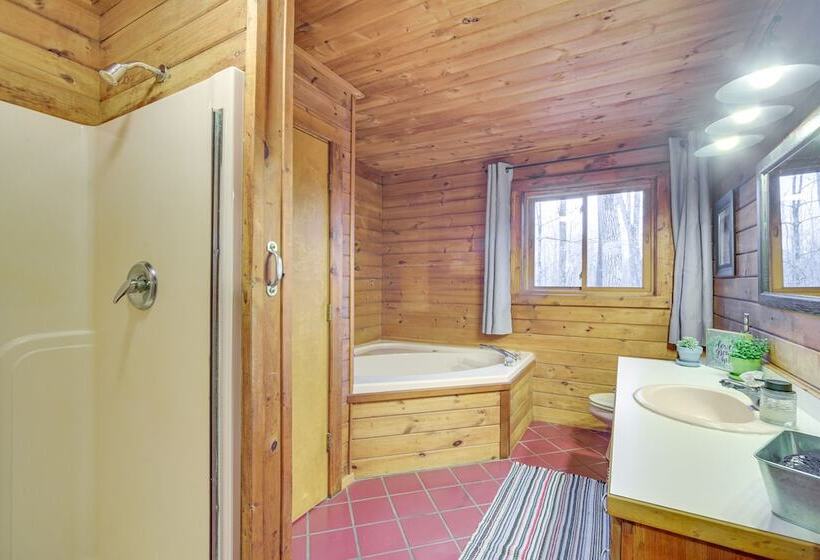 Cozy Wisconsin Cabin W/ Deck, Kayaks & Lake Views!