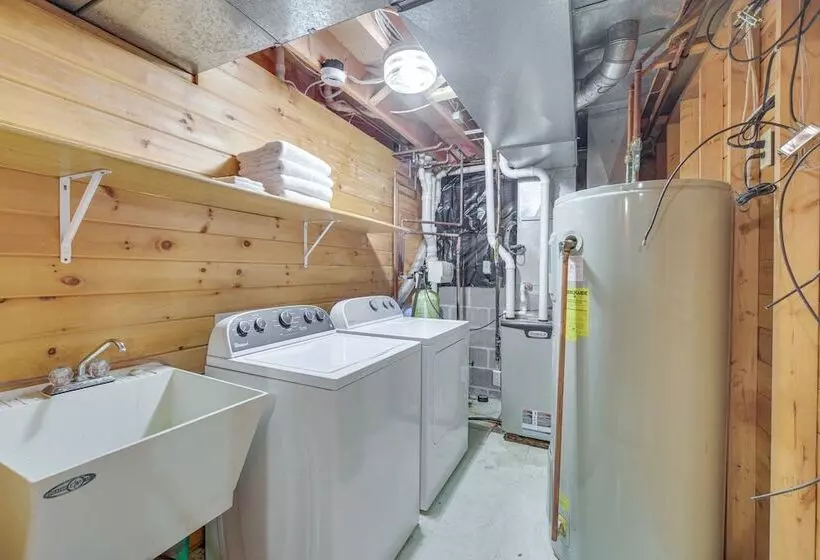 Cozy Wisconsin Cabin W/ Deck, Kayaks & Lake Views!