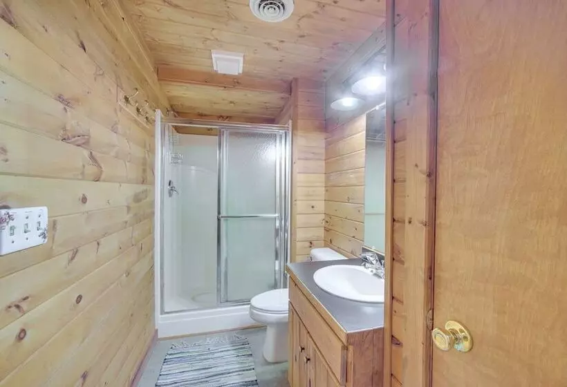 Cozy Wisconsin Cabin W/ Deck, Kayaks & Lake Views!