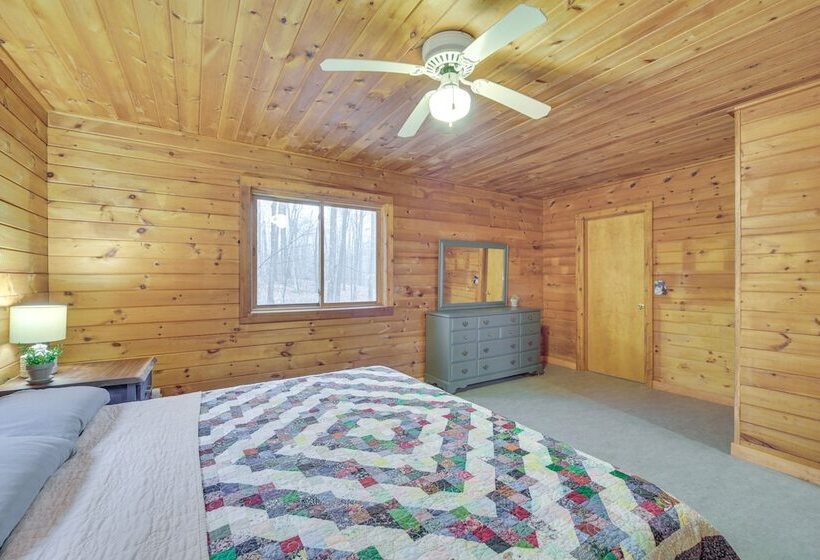 Cozy Wisconsin Cabin W/ Deck, Kayaks & Lake Views!