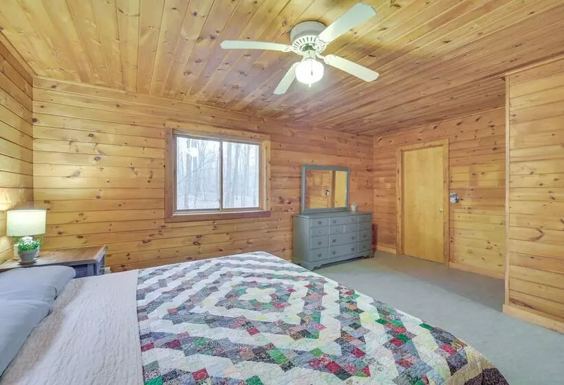 Cozy Wisconsin Cabin W/ Deck, Kayaks & Lake Views!
