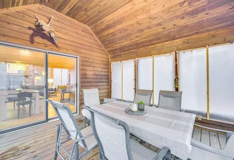 Cozy Wisconsin Cabin W/ Deck, Kayaks & Lake Views!