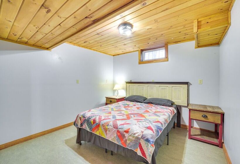 Cozy Wisconsin Cabin W/ Deck, Kayaks & Lake Views!