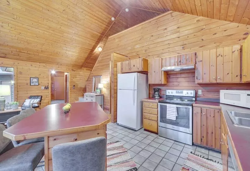 Cozy Wisconsin Cabin W/ Deck, Kayaks & Lake Views!