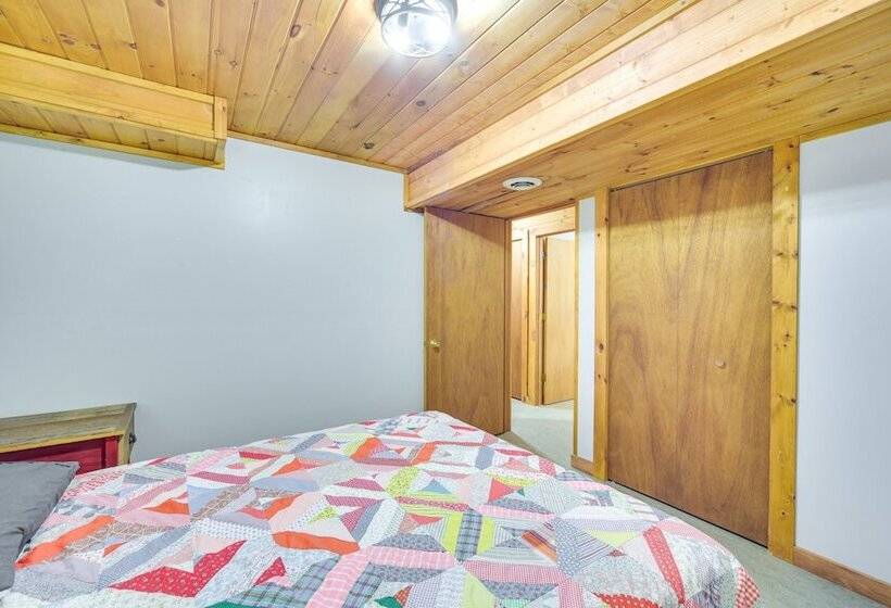 Cozy Wisconsin Cabin W/ Deck, Kayaks & Lake Views!