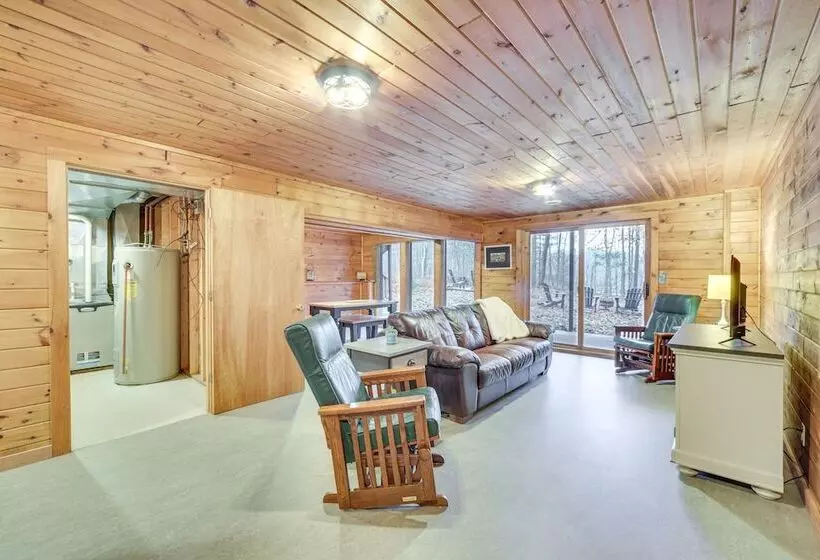 Cozy Wisconsin Cabin W/ Deck, Kayaks & Lake Views!