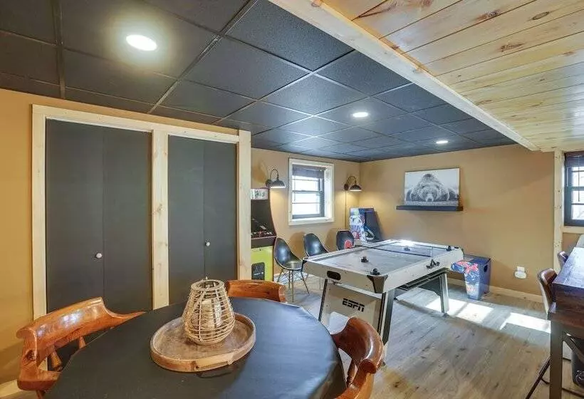 Deep Gap Cabin W/ 2 Decks & Community Amenities!