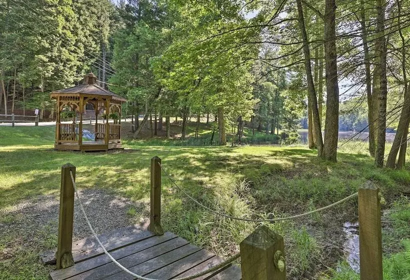 Deep Gap Cabin W/ 2 Decks & Community Amenities!