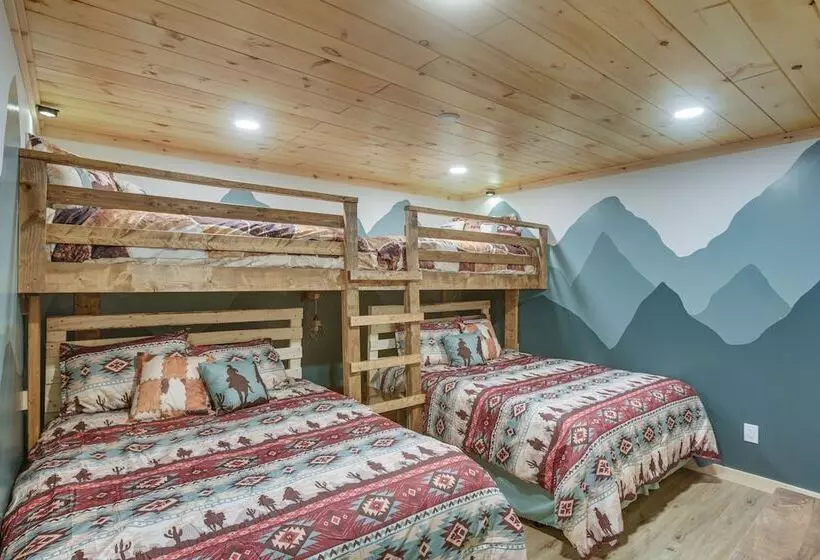 Deep Gap Cabin W/ 2 Decks & Community Amenities!