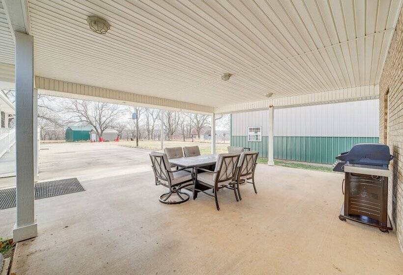Pet Friendly Vinita Farmhouse W/ Game Room!