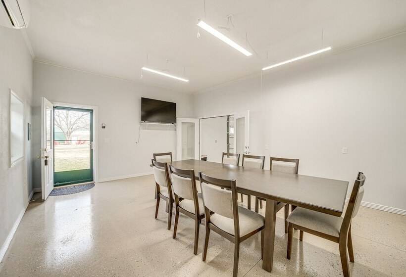 Pet Friendly Vinita Farmhouse W/ Game Room!