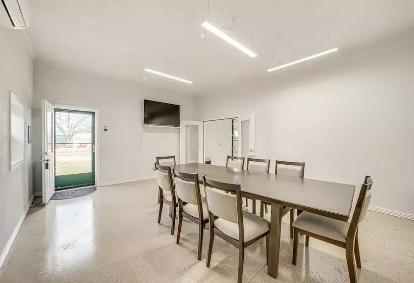 Pet Friendly Vinita Farmhouse W/ Game Room!