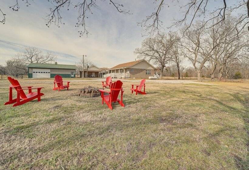 Pet Friendly Vinita Farmhouse W/ Game Room!