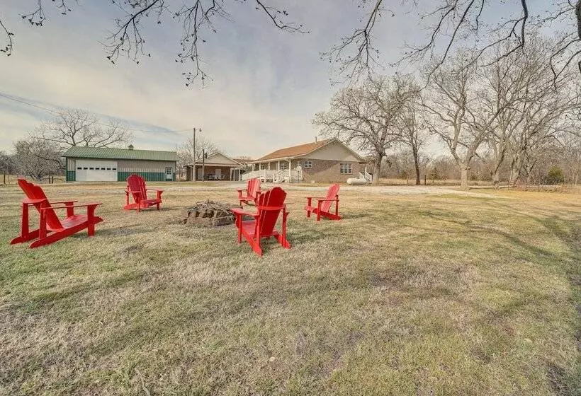 Pet Friendly Vinita Farmhouse W/ Game Room!