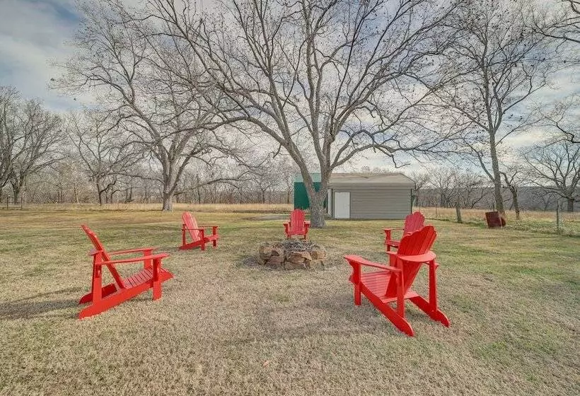 Pet Friendly Vinita Farmhouse W/ Game Room!