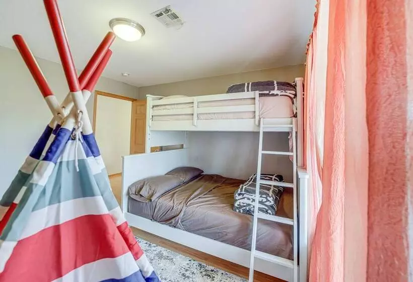 Pet Friendly Vinita Farmhouse W/ Game Room!