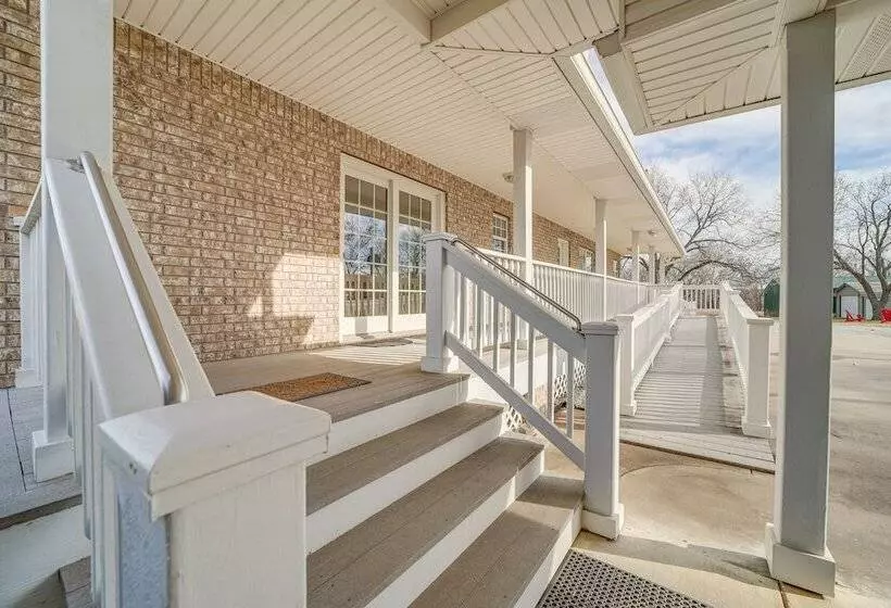 Pet Friendly Vinita Farmhouse W/ Game Room!