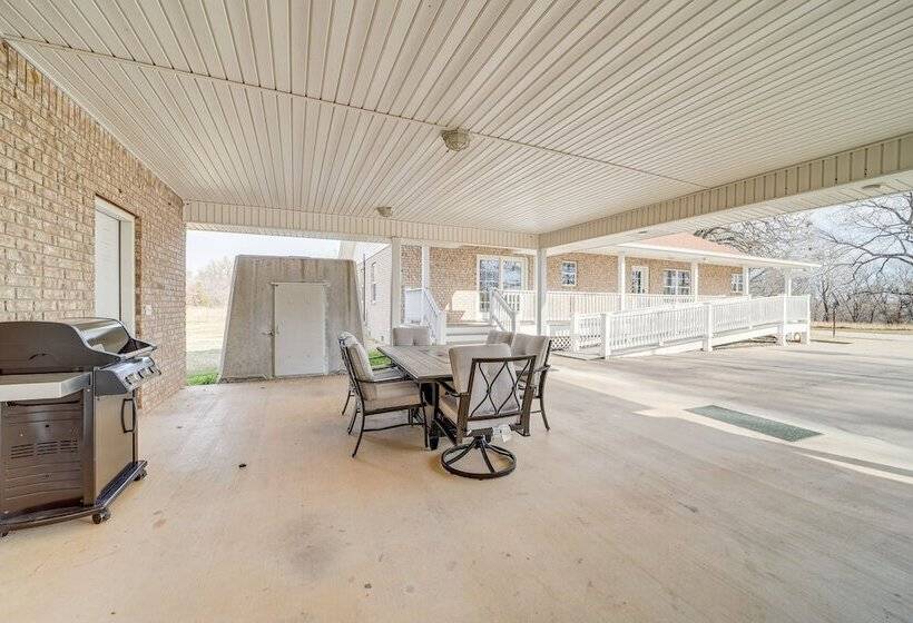 Pet Friendly Vinita Farmhouse W/ Game Room!