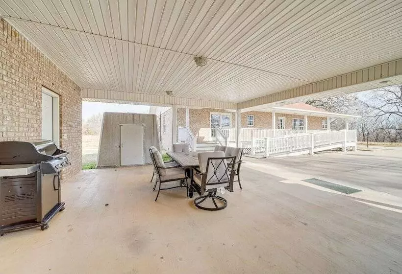 Pet Friendly Vinita Farmhouse W/ Game Room!