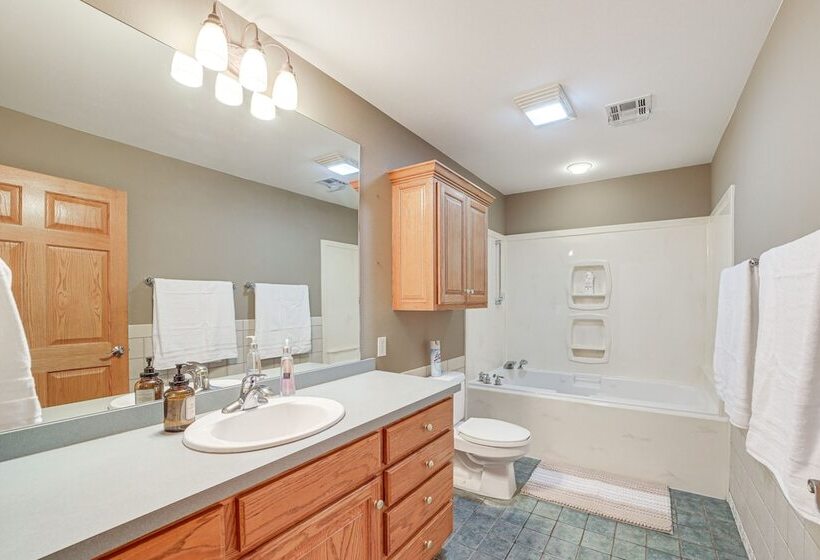 Pet Friendly Vinita Farmhouse W/ Game Room!