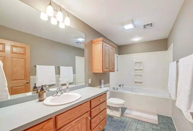 Pet Friendly Vinita Farmhouse W/ Game Room!