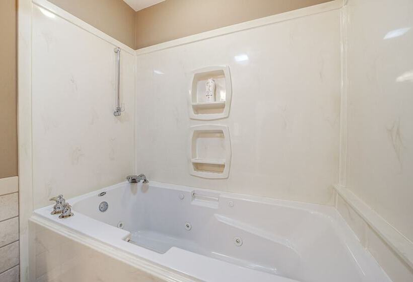 Pet Friendly Vinita Farmhouse W/ Game Room!