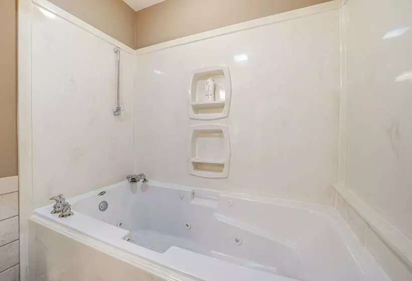 Pet Friendly Vinita Farmhouse W/ Game Room!