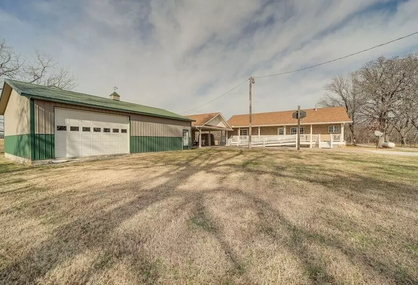 Pet Friendly Vinita Farmhouse W/ Game Room!
