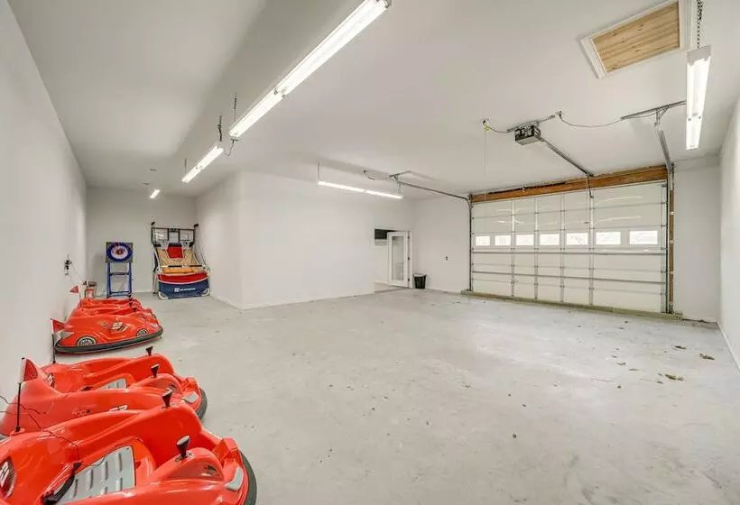 Pet Friendly Vinita Farmhouse W/ Game Room!